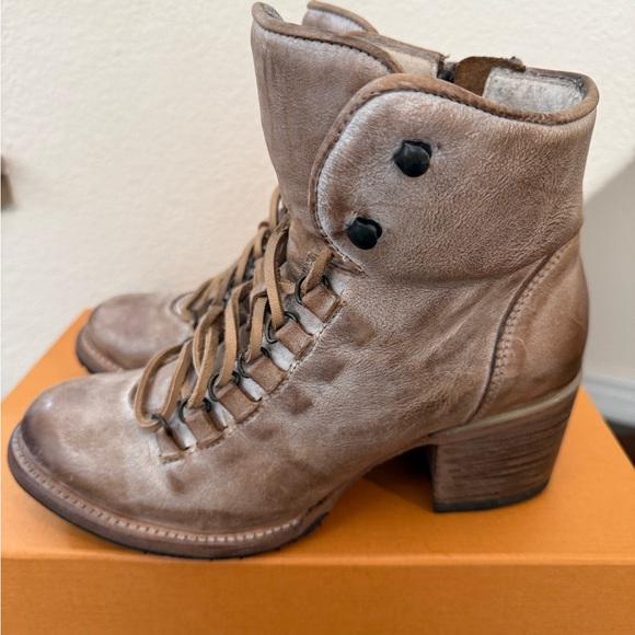 Freebird by Steven “Devin” Lace-Up Leather Ankle Boots Distressed Taupe Chic - Picture 2 of 12
